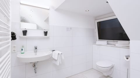 Comfort Apartment | Bathroom | Shower, free toiletries, hair dryer, towels