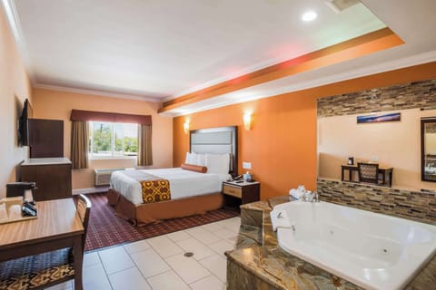 Room, 1 King Bed, Non Smoking (with 2 person Hot Tub) | Premium bedding, down comforters, memory foam beds, desk