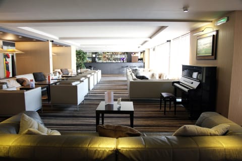 Piano bar, pool views, open daily