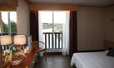 Comfort Room (Left Shore Building) | In-room safe, desk, soundproofing, free cribs/infant beds