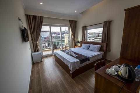 Deluxe Double Room, Balcony | Minibar, desk, bed sheets