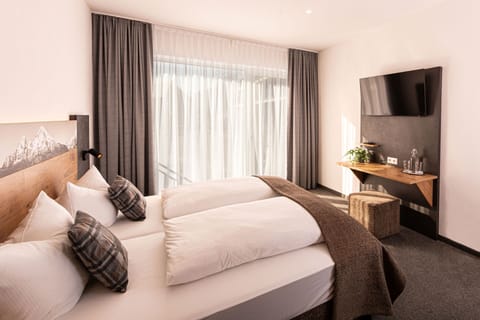 Comfort Apartment | Hypo-allergenic bedding, in-room safe, desk, blackout drapes