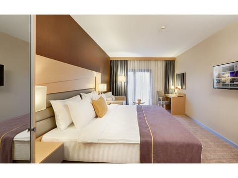 Connected Rooms | Premium bedding, minibar, in-room safe, desk