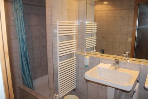 Classic Triple Room, Accessible, Private Bathroom | Bathroom