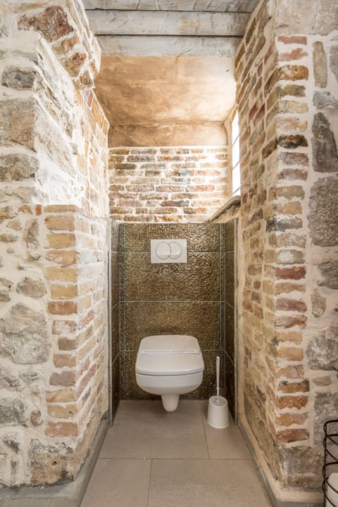 Luxury Room, 1 Queen Bed | Bathroom | Shower, free toiletries, hair dryer, towels