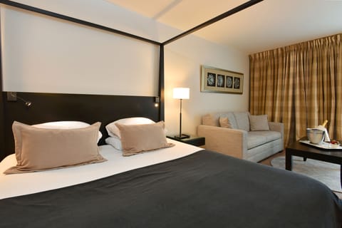 Executive Double Room, Lake View, Lakeside | Minibar, in-room safe, desk, blackout drapes