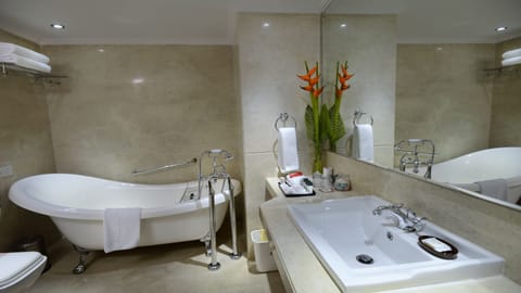 Suites | Bathroom | Free toiletries, hair dryer, bathrobes, slippers