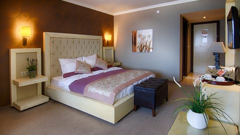 Deluxe Room | Premium bedding, minibar, in-room safe, desk