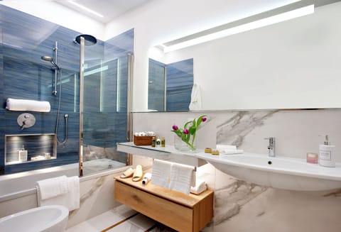 Combined shower/tub, designer toiletries, hair dryer, slippers