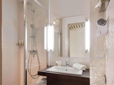 Superior Room, 1 King Bed | Bathroom | Eco-friendly toiletries, hair dryer, towels