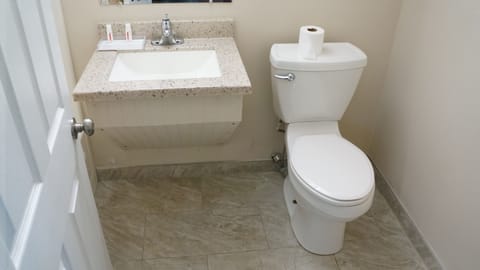 Combined shower/tub, free toiletries