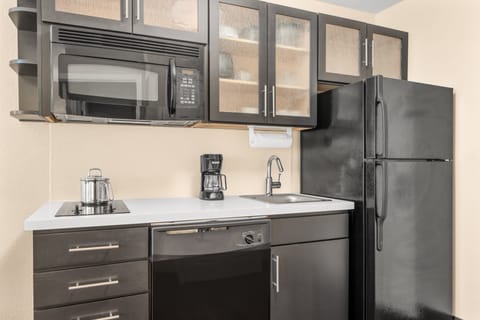 Full-size fridge, microwave, stovetop, dishwasher