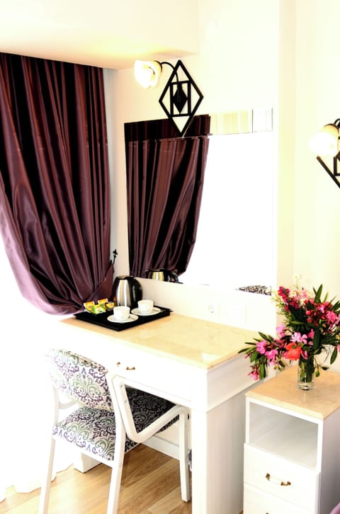 Basic Suite | Minibar, in-room safe, blackout drapes, soundproofing