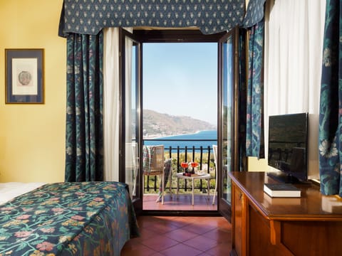 Superior Double or Twin Room, Sea View | Minibar, in-room safe, free WiFi, bed sheets