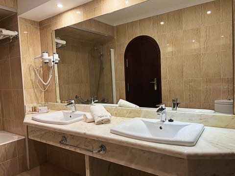 Comfort Triple Room, Terrace | Bathroom | Free toiletries, hair dryer, bidet, towels