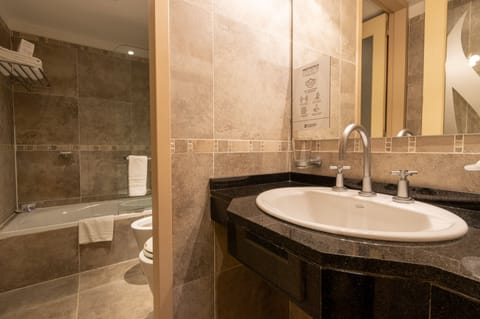 Standard Quadruple Room | Bathroom | Bathtub, free toiletries, hair dryer, bidet