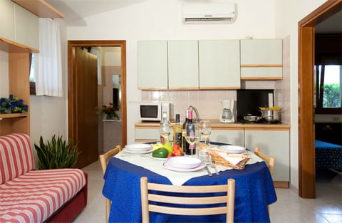 Classic Villa, 2 Bedrooms (5-6 PAX) | In-room dining