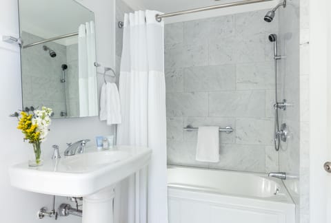 Standard Room, 1 King Bed | Bathroom | Combined shower/tub, free toiletries, bathrobes, towels