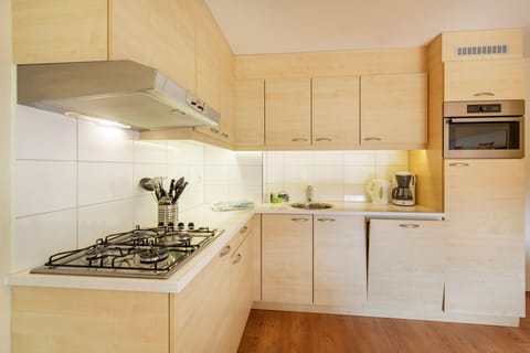 Comfort Cottage | Private kitchen | Fridge, microwave, dishwasher, coffee/tea maker