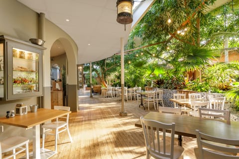 2 restaurants; breakfast, lunch, and dinner served