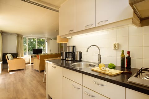 Comfort Cottage | Private kitchen | Full-size fridge, microwave, stovetop, dishwasher