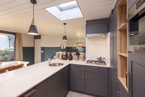 Deluxe Cottage | Private kitchen | Fridge, microwave, stovetop, dishwasher