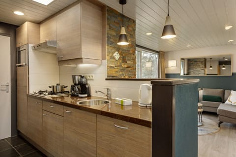 Deluxe Cottage (VIP ) | Private kitchen | Fridge, microwave, stovetop, dishwasher