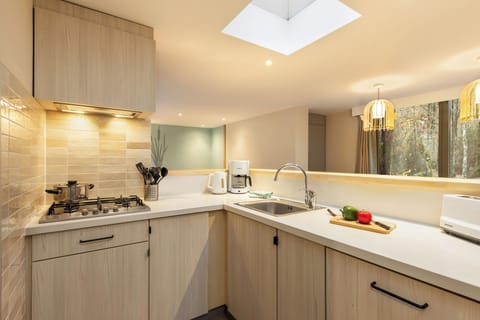 Comfort Cottage, Patio | Private kitchenette | Fridge, microwave, stovetop, dishwasher