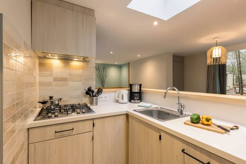 Comfort Cottage, Patio | Private kitchenette | Fridge, microwave, stovetop, dishwasher