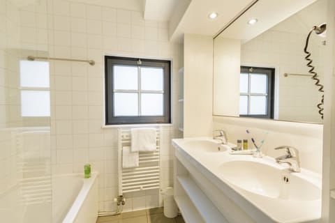 Exclusive Cottage (Exclusive 4) | Bathroom | Combined shower/tub, free toiletries, hair dryer, towels