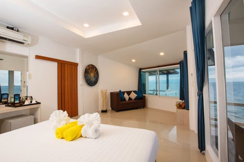 Executive Suite | Minibar, in-room safe, desk, free WiFi