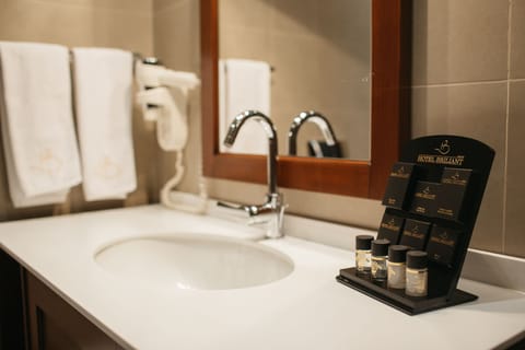 Deluxe Double or Twin Room, City View | Bathroom | Shower, free toiletries, hair dryer, bathrobes