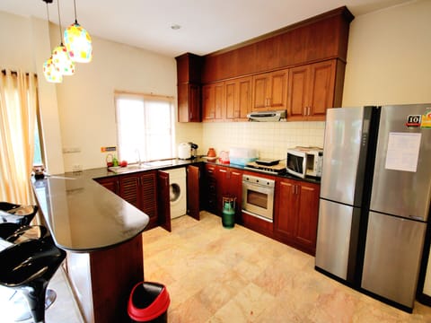 Family Villa | Private kitchen | Full-size fridge, microwave, oven, stovetop