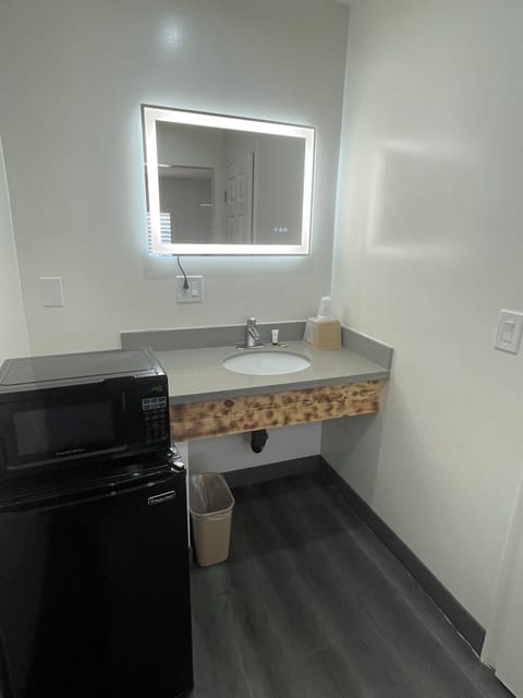 Standard Room, 1 Queen Bed, Smoking | Bathroom sink