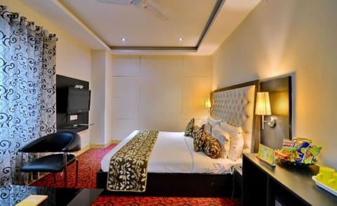 Executive Double Room, Non Smoking | Minibar, desk, soundproofing, iron/ironing board