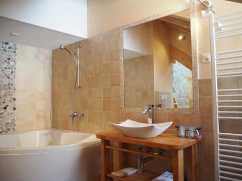 Shower, free toiletries, towels