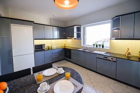 Deluxe Apartment, 3 Bedrooms | Private kitchen | Fridge, microwave, oven, stovetop