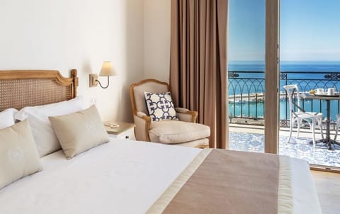 Junior Suite, Sea View | Premium bedding, minibar, in-room safe, desk