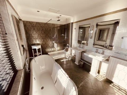 Superior Double Room | Bathroom | Free toiletries, hair dryer, towels