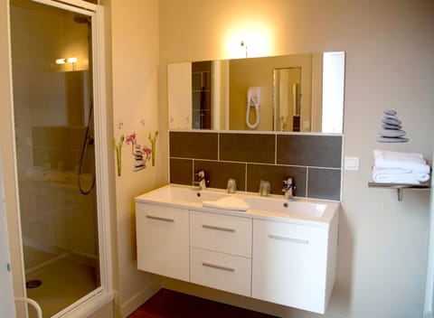 Family Room | Bathroom | Hair dryer, towels