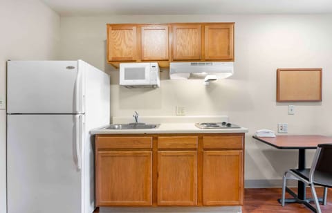 Standard Studio, Non Smoking, Refrigerator & Microwave | Private kitchen | Full-size fridge, microwave, stovetop, freezer