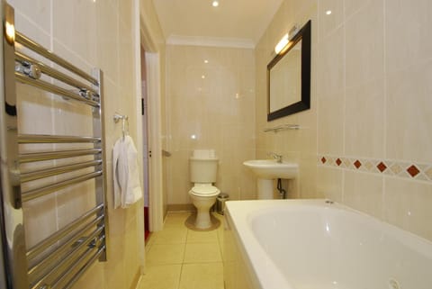 Combined shower/tub, hair dryer, towels