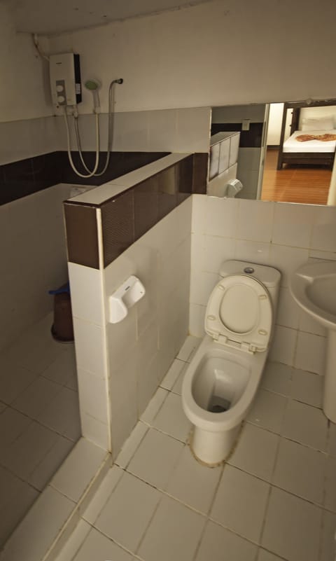 Basic Shared Dormitory, Mixed Dorm | Bathroom | Shower, rainfall showerhead, free toiletries, bidet