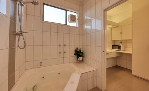 Deluxe Queen & Spa Suite | Bathroom | Designer toiletries, hair dryer, towels