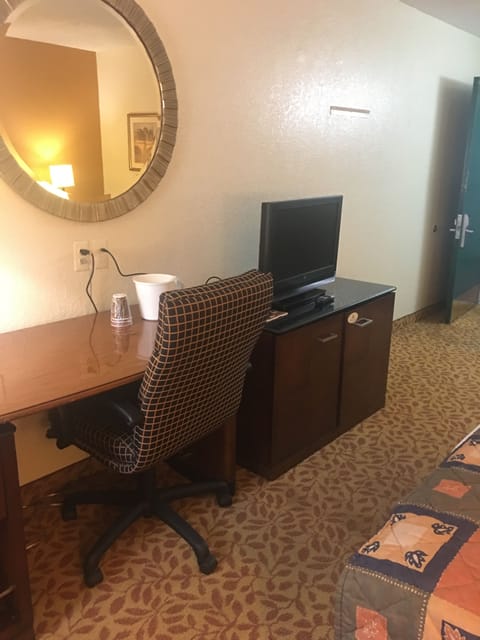 Deluxe Room, 1 King Bed | Desk, laptop workspace, blackout drapes, iron/ironing board