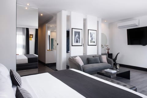 Executive Suite, Jetted Tub, Sea View | Minibar, in-room safe, desk, soundproofing