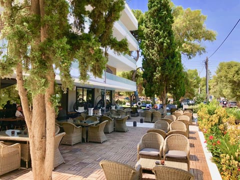 Poolside bar