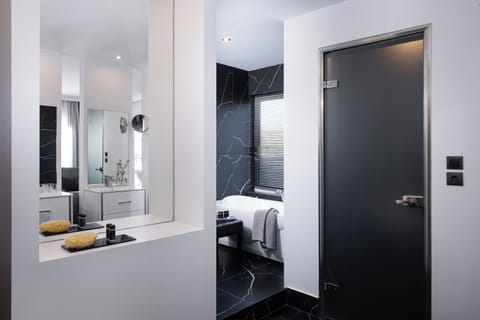 Executive Suite, Jetted Tub, Sea View | Bathroom | Shower, free toiletries, hair dryer, bathrobes