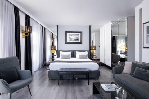 Executive Suite, Jetted Tub, Sea View | Minibar, in-room safe, desk, soundproofing