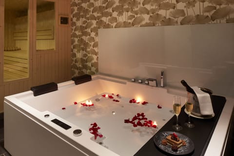 Couples treatment rooms, sauna, spa tub, steam room, body treatments